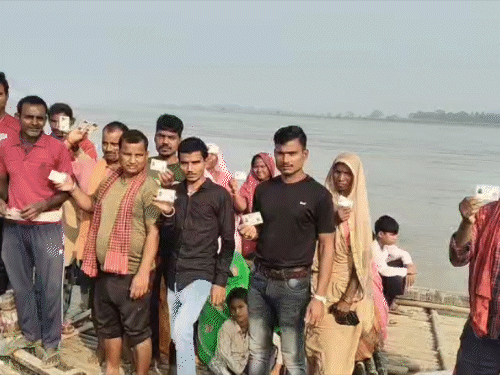खगड़िया में नाव से वोट डालने बूथ पर पहुंचे वोटर्स।