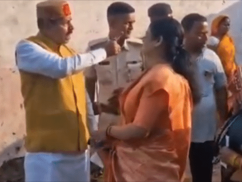 मनेर में विधायक और राजद प्रत्याशी भाई वीरेंद्र ने दरोगा को धमकाते हुए कहा- आग लगा दूंगा।