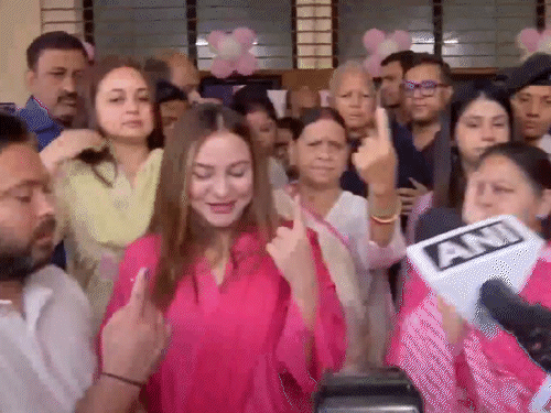 लालू परिवार ने पटना के वेटेनरी कॉलेज में बने बूथ पर वोट डाला।