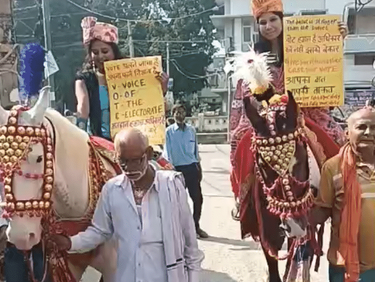 पटना में साफा पहनकर घोड़े पर सवार होकर दो युवतियां वोट डालने के लिए पहुंचीं।