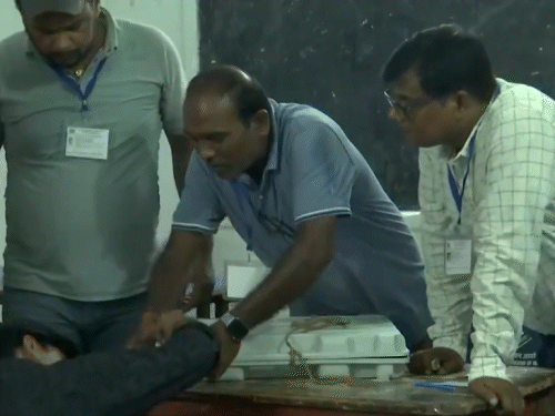 मुंगेर में EVM सील करते मतदान कर्मी।