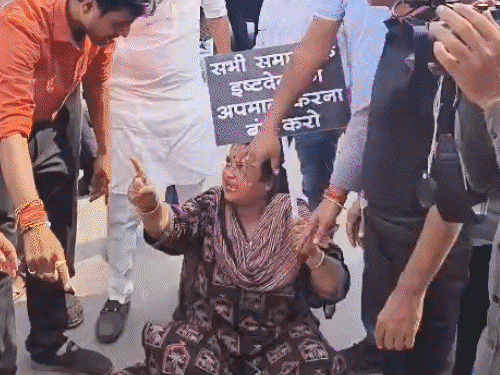 अग्रवाल समाज के सदस्यों ने धर्म गुरुओं के खिलाफ दिए गए आपत्तिजनक बयान पर नाराजगी जाहिर करते हुए अग्रसेन चौक पर चक्काजाम किया। - Dainik Bhaskar