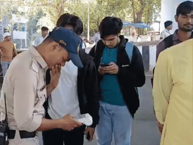 मध्य प्रदेश के 5 बड़े शहरों में हेलमेट नहीं पहनने वालों पर चालानी कार्रवाई की जा रही है। - Dainik Bhaskar