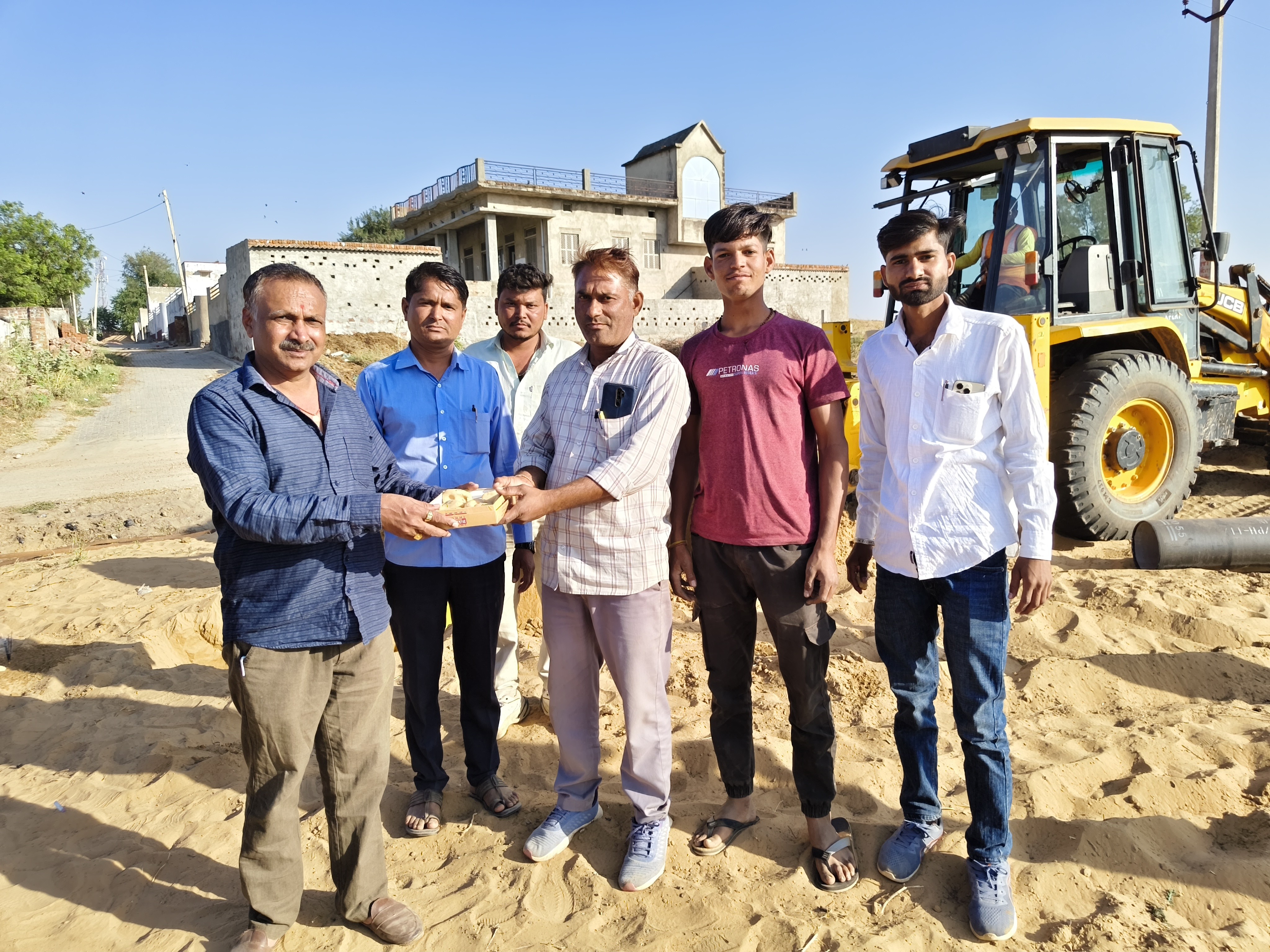 ग्रामीणों ने एक-दूसरे को मिठाई खिलाई