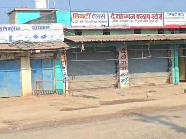 The condition of National Highway-30 in Keshkal is dilapidated. | केशकाल में नेशल हाईवे-30 की हालत जर्जर: नगर बंद कर नाराजगी जताई गई, धूल और गड्ढों के कारण लोग परेशान, कल खुलेगा 8 करोड़ का टेंडर - Kondagaon News 2 d5c84872 801e 4579 b60b b2561dfffc2c 1762405432095