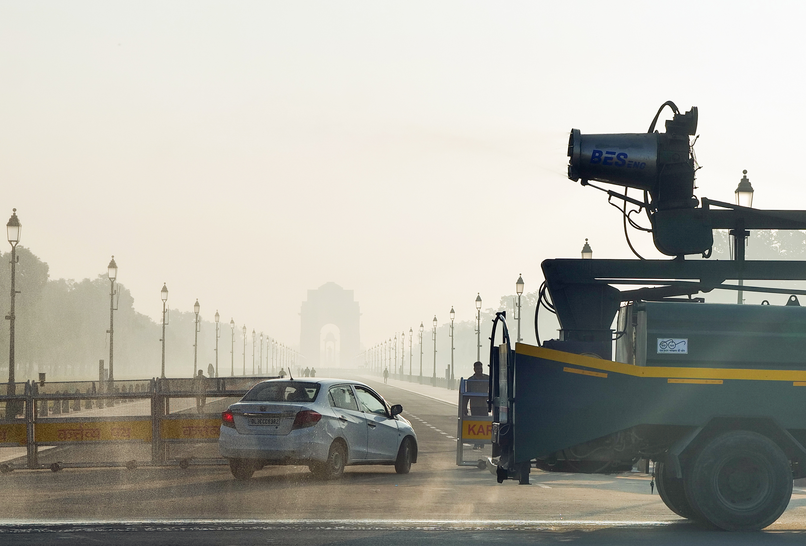 नई दिल्ली: कर्तव्य पथ पर धुंध हटाने के लिए एंटी स्मॉग गन से पानी छिड़का जा रहा है।