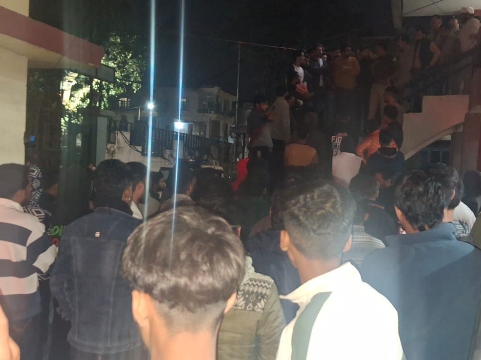 सुंदरनगर में पुलिस थाना के बाहर जुटे लोग।