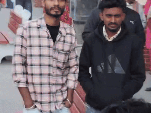 मौके पर भारी भीड़ जमा हो गई लेकिन व्यक्ति ने लोगों का शोर अनदेखा किया और तार छू ली।