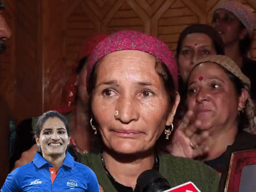 रेणुका ठाकुर की मां सुनीता ठाकुर।