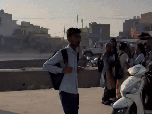 हादसे के दौरान प्रतापनगर बस अड्डे पर बड़ी संख्या में स्टूडेंट्स जमा हो गए।