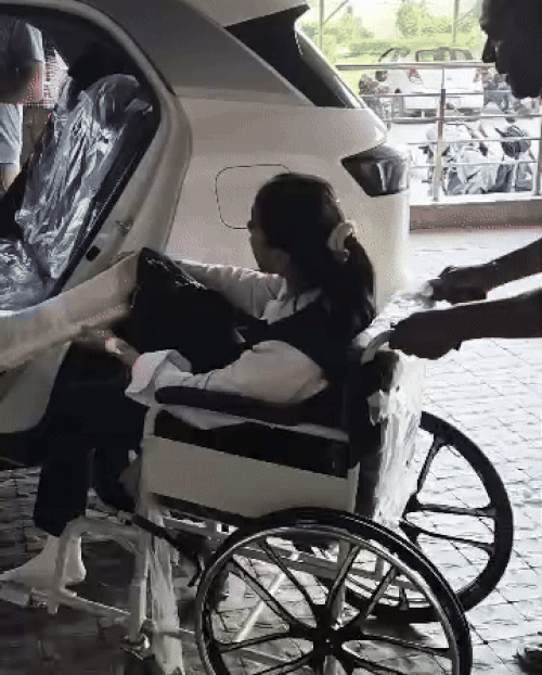 छात्रा को सिविल अस्पताल से प्राइवेट अस्पताल लेकर जाते परिजन।