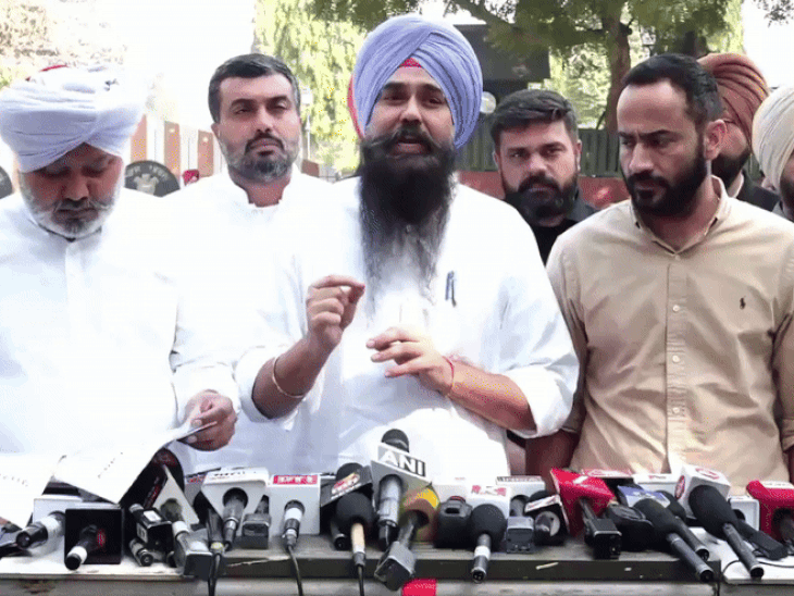 राज्यपाल गुलाब चंद कटारिया से मिलने के बाद पत्रकारों से बातचीत करते हुए मालविंदर सिंह कंग