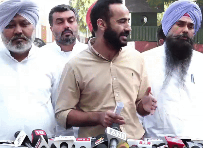 राज भवन के बाहर पत्रकारवार्ता के दौरान बातचीत करते हुए सांसद हरमीत सिंह मीत हेयर।