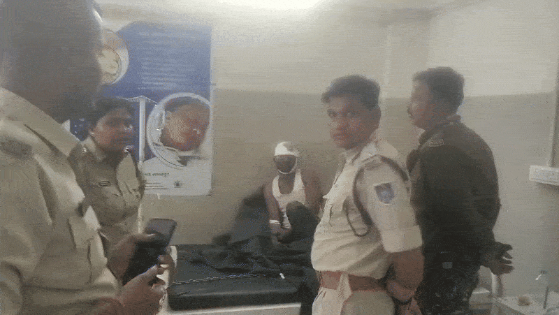 पुलिस आरोपी को शाजापुर अस्पताल लेकर पहुंची थी।