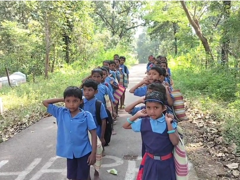 कांकेर में शिक्षक नहीं, अभिभावकों ने स्कूल में ताला जड़ा:  बीईओ को सौंपी चाबी, बोले- शिक्षक मिलने तक नहीं खुलेगा स्कूल – Kanker News