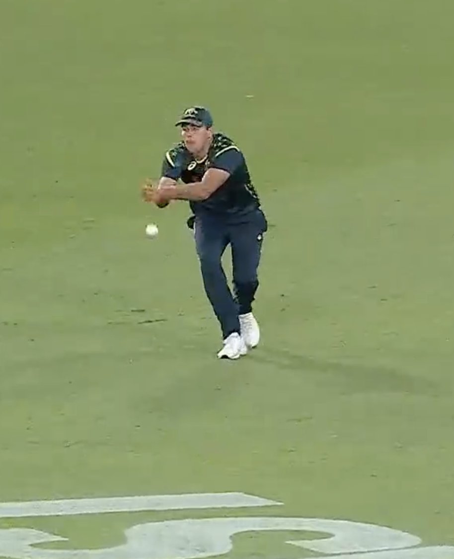 जैवियर बार्टलेट ने अभिषेक का कैच शून्य के स्कोर पर छोड़ा।