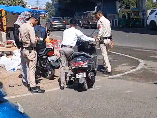 बिना हेलमेट वाले दोपहिया चालकों को पुलिस लगातार रोक रही है।