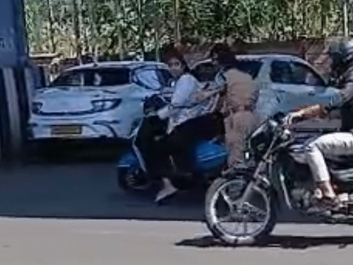 पुलिस को देखते ही युवती ने गाड़ी घुमाकर भागने की कोशिश की। ASI ने दौड़कर पकड़ा।