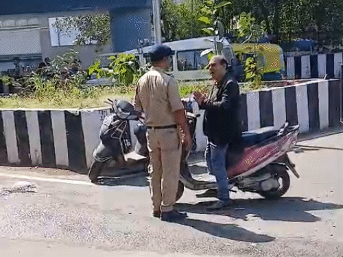 एक वाहन चालक को पुलिस ने रोका तो वह माफी मांगने लगा।