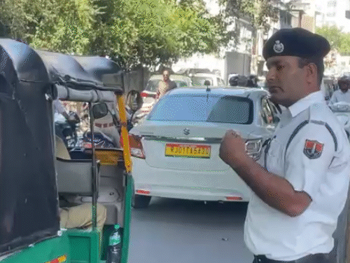 मलबा हटाते समय ट्रैफिक भी वन वे किया गया, ट्रैफिक पुलिस यातायात क्लियर करते हुए