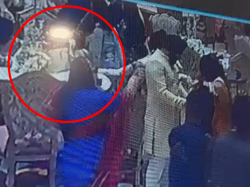 शादी समारोह में सूट-बूट पहनकर घुसे चोर:  ₹6 लाख कैश-गहनों से भरा शगुन का बैग चुराया; अमृतसर मैरिज पैलेस में डेढ़ घंटे से घूम रहे थे – Amritsar News