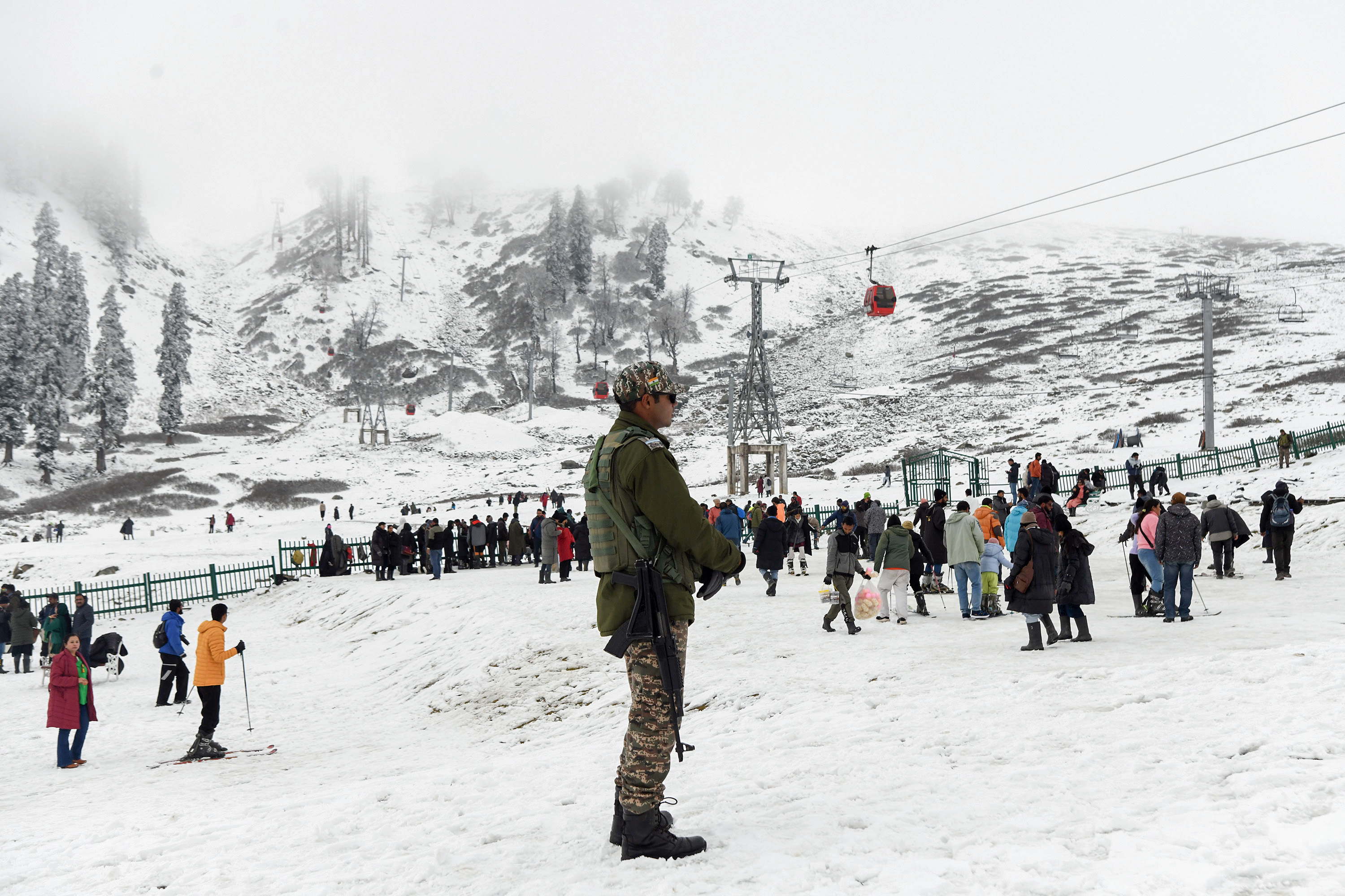 जम्मू-कश्मीर: सिक्योरिटी के बीच गुलमर्ग में टूरिस्ट स्कीइंग और विंटर गेम्स का लुत्फ उठा रहे हैं।