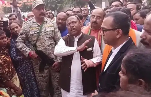 महिलाओं ने कृषि मंत्री रामविचार को भी घेर लिया था, उन्होंने इस मामले में जल्द समाधान का आश्वासन दिया था।