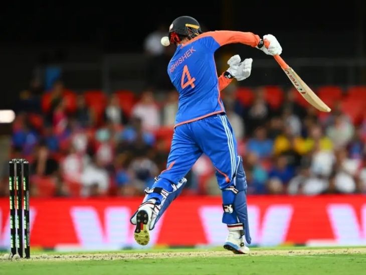 मार्कस स्टोयनिस की बाउंसर अभिषेक के कंधे पर जा बॉल लगी। (फोटो- क्रिकेट ऑस्ट्रेलिया।)