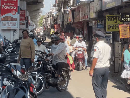 सूचना मिलते ही यातायात विभाग की टीम मौके पर पहुंची और स्थिति का जायजा लिया।