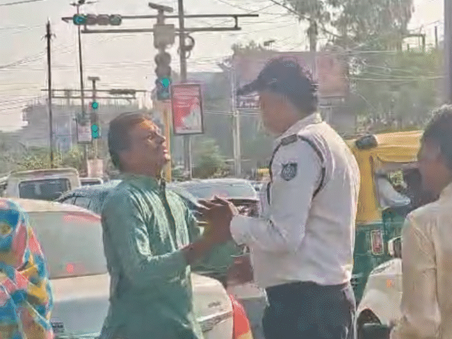 भोपाल के टीटीनगर में एक शख्स पुलिस के हाथ जोड़ता नजर आया।