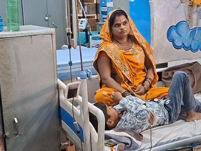 वार्डबॉय और दलाल मिलकर मरीजों की मजबूरी को कारोबार बना चुके हैं।