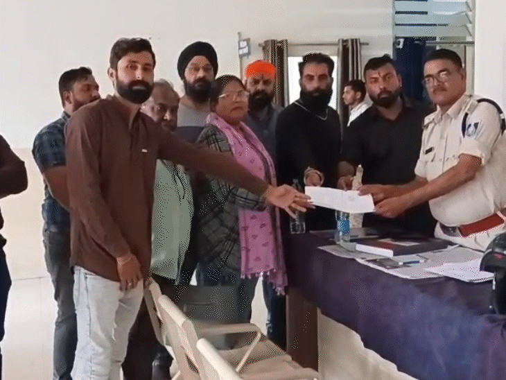 सामाजिक संस्था ने इसकी शिकायत थाने में की थी।