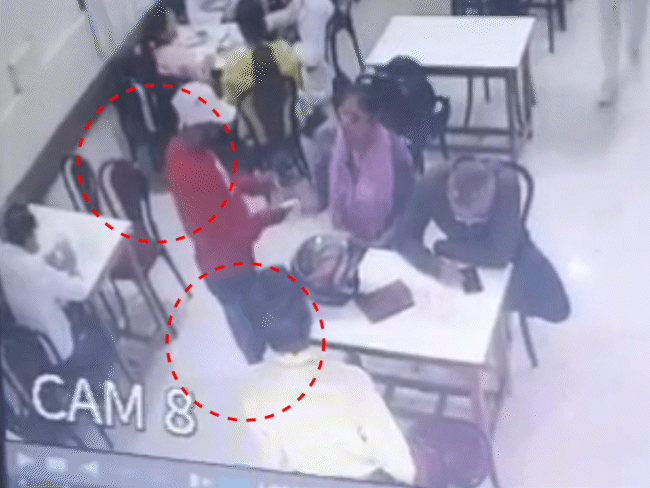 कॉफी हाउस में संस्था की महिलाओं से खून का सौदा करते हुए सौदागर।