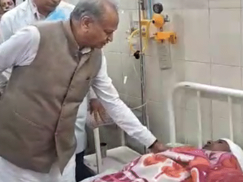 इससे पहले बुधवार को गहलोत ने एसएमएस के ट्रोमा में हरमाड़ा हादसे में घायलों से मुलाकात की।