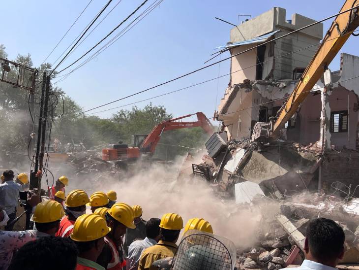 गुरुवार को नगर निगम की टीम ने मकानों पर की कार्रवाई।