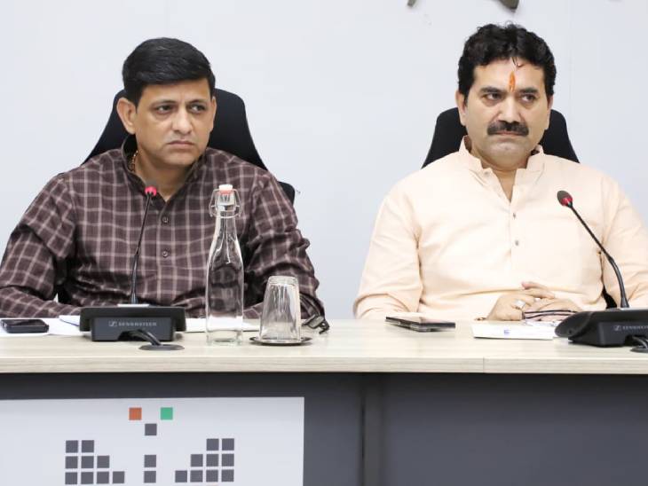 बैठक में शामिल महापौर पुष्यमित्र भार्गव, विधायक गोलु शुक्ला।