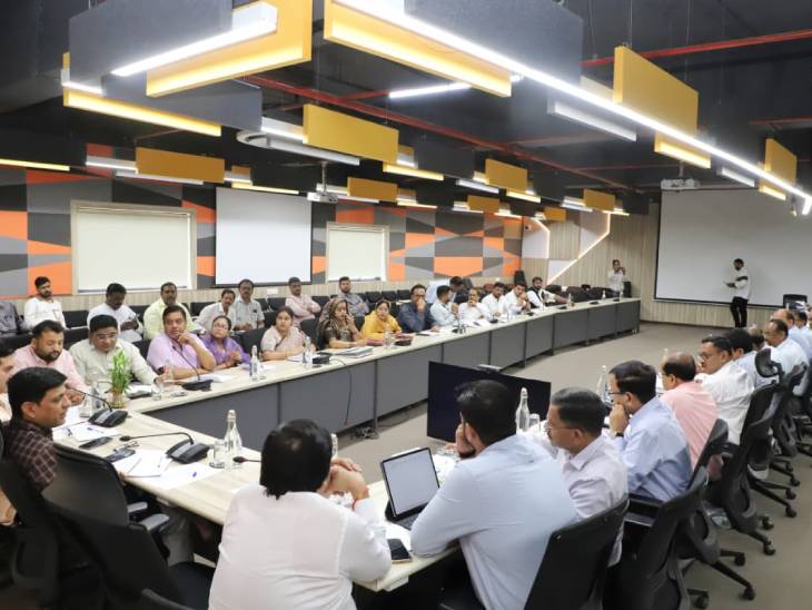 बैठक में पार्षदगण सहित बड़ी संख्या में नगर निगम के अधिकारी मौजूद रहे।