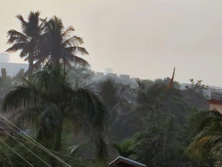 धनबाद में सुबह छाया हल्का कोहरा।