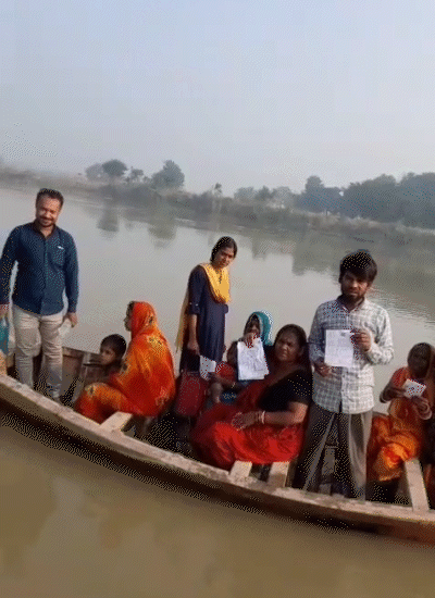 मुजफ्फरपुर में नाव से वोट डालने जाते वोटर्स।