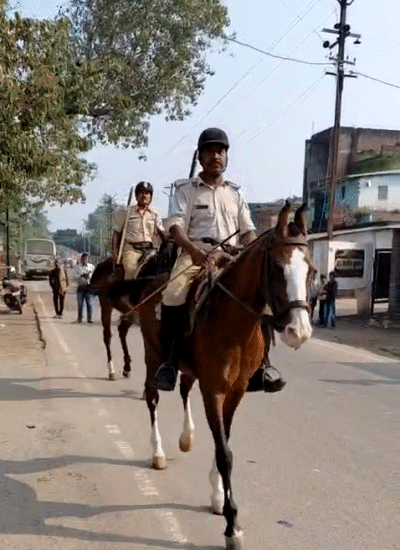 खगड़िया के परबत्ता में घोड़े से पेट्रोलिंग करती पुलिस।