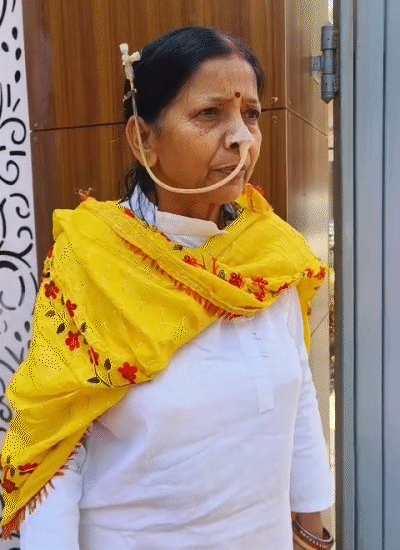 पटना में नाक में ऑक्सीजन पाइप लगाकर वोट डालने पहुंची महिला, लिस्ट में नाम कटने से भड़कीं।
