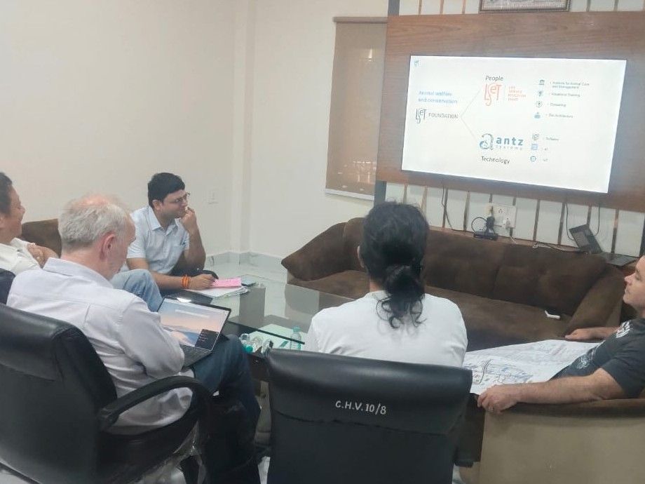 टीम ने वन विभाग के अधिकारियों को एक प्रेजेंटेशन भी दिया, जिसमें सिंगापुर सहित अन्य देशों में चल रहे जू के बारे में जानकारी दी।