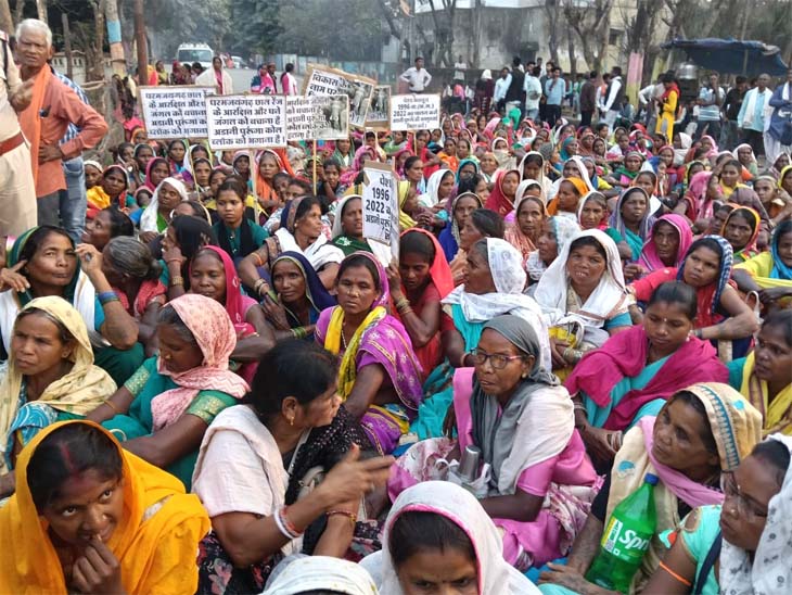 कलेक्ट्रेट के सामने बैठकर ग्रामीणों ने अपना विरोध जताया