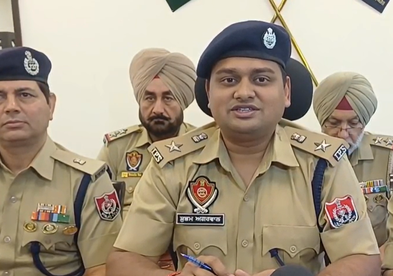 एसएसपी शुभम अग्रवाल ने बताया कि रविंदर सिंह नशा करने का आदी है। उसके खिलाफ लड़ाई झगड़े के केस हैं। रविंदरपाल सिंह व मनी के खिलाफ नशा तस्करी के केस हैं। तीनों के खिलाफ हत्या का केस दर्ज कर उन्हें अब गिरफ्तार कर लिया गया है।