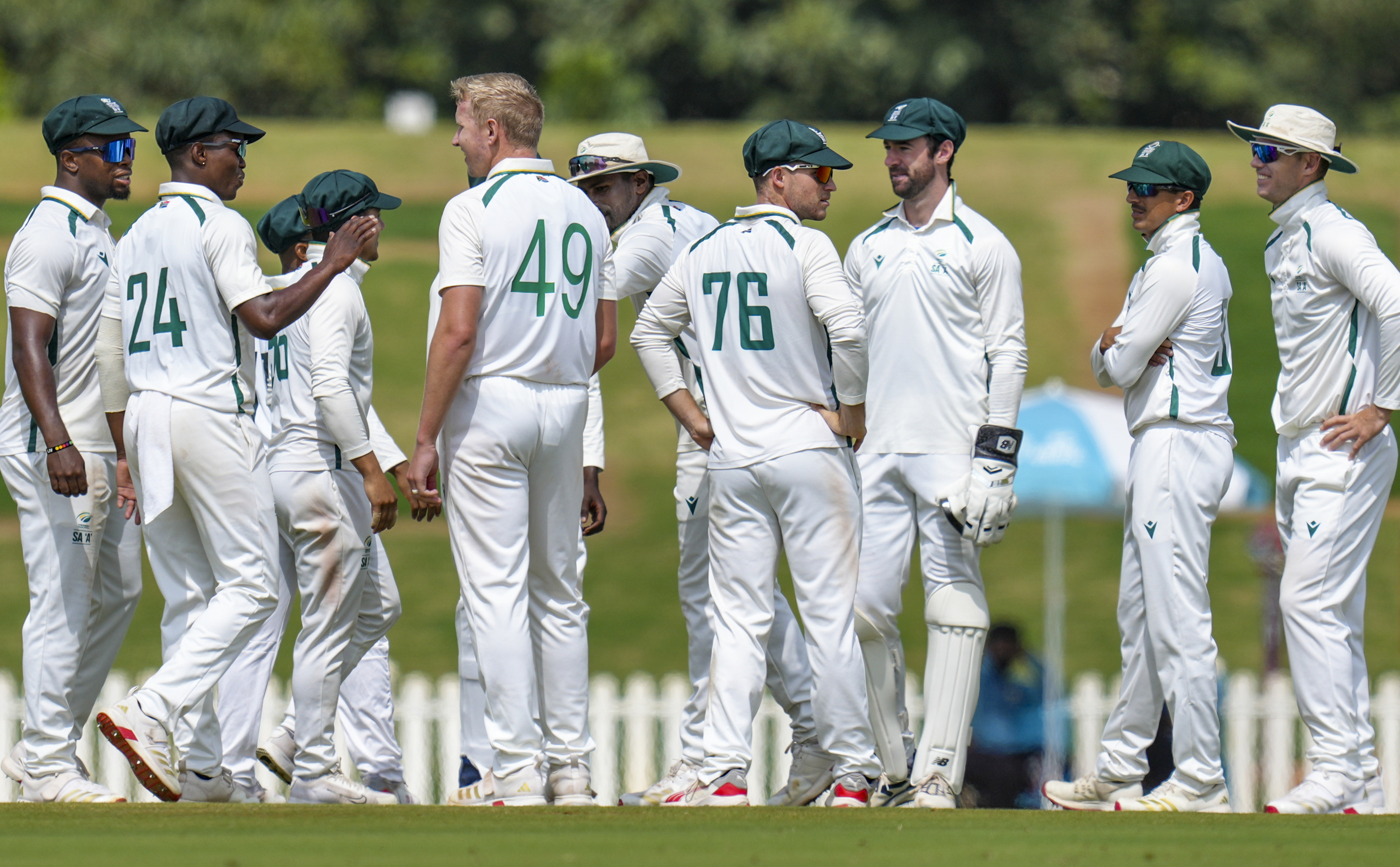 विकेट की खुशी मनाते साउथ अफ्रीका के प्लेयर्स।