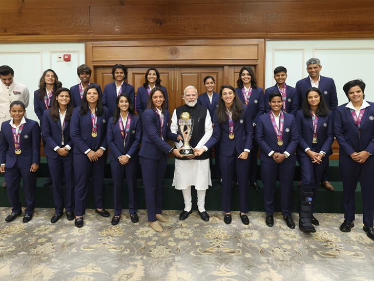 यह फोटो बुधवार की है जब भारतीय टीम की PM मोदी से मुलाकात हुई थी।