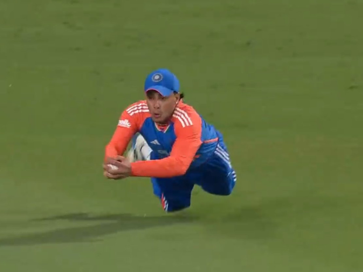 अभिषेक शर्मा ने वरुण चक्रवर्ती की बॉल पर मिचेल मार्श का कैच छोड़ा।