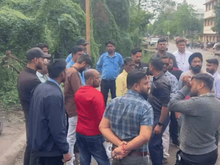 पिछले दिनों सुरक्षा गार्ड और सदस्यों ने घेरकर दोनों आरोपियों को पकड़ा था।