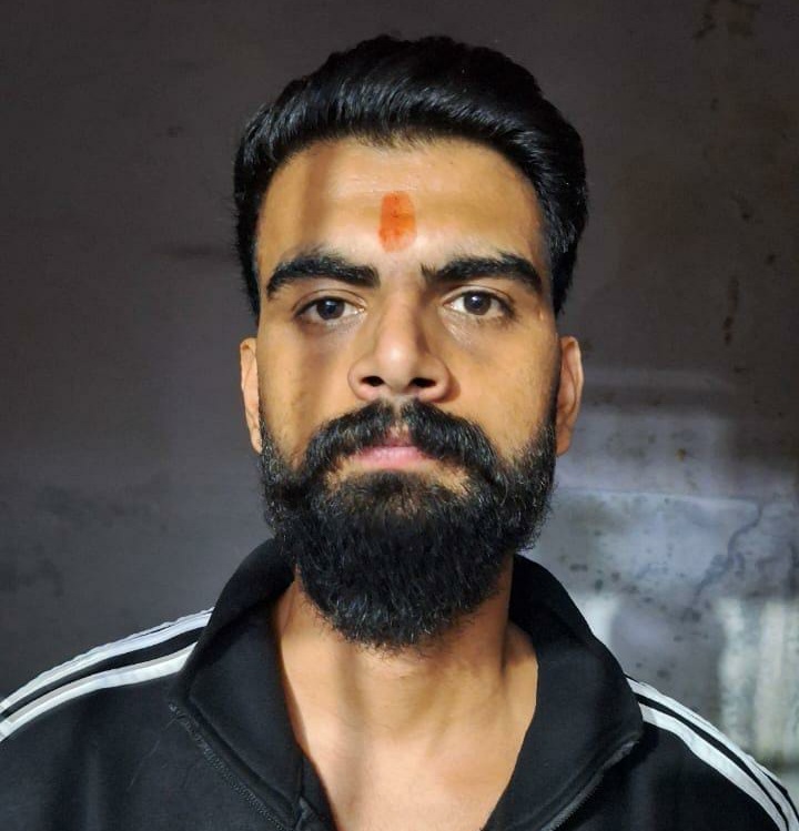 पुलिस हिरासत में गैंगरेप का आरोपी शुभम मिश्रा।