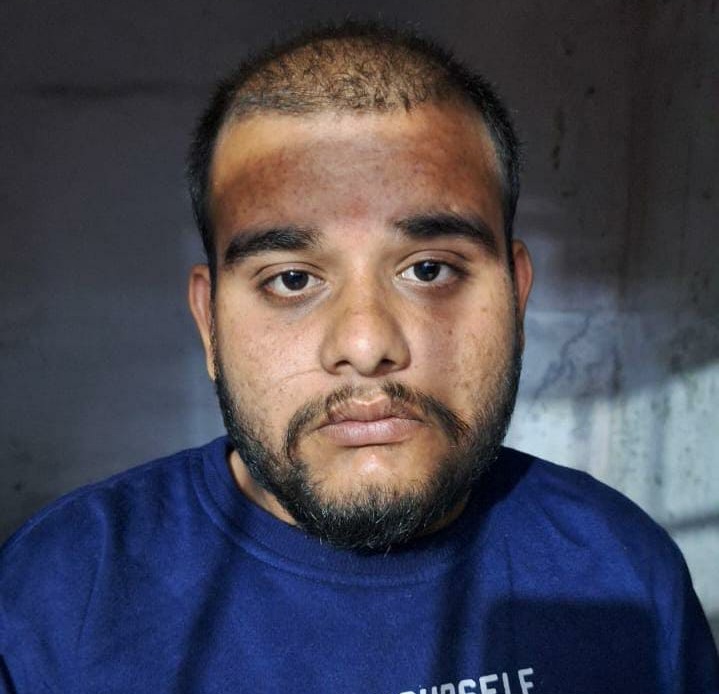 पुलिस हिरासत में गैंगरेप का आरोपी पियूष।